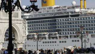 Ein Kreuzfahrtschiff fährt am Markusplatz vorbei. Venedig will Kreuzfahrtschiffe nicht mehr so nahe an seinen historischen Stätten ankern lassen Ein Kreuzfahrtschiff fährt am Markusplatz vorbei. Venedig will Kreuzfahrtschiffe nicht mehr so nahe an seinen historischen Stätten ankern lassen
