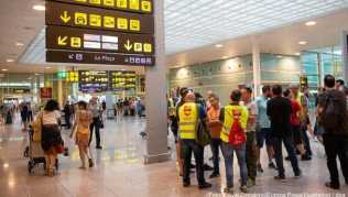 Reisende müssten mit Verzögerungen rechnen und sollten frühzeitig zum Flughafen kommen, so die Behörden Reisende müssten mit Verzögerungen rechnen und sollten frühzeitig zum Flughafen kommen, so die Behörden
