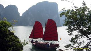 Dschunke in der Halong Bucht Dschunke in der Halong Bucht