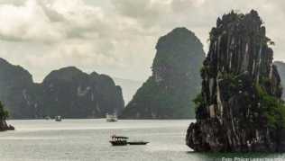 Die Halong-Bucht mit ihren Karstfelsen ist eine der Top-Sehenswürdigkeiten Vietnams - gleich nebenan liegt die Insel Cat Ba Die Halong-Bucht mit ihren Karstfelsen ist eine der Top-Sehenswürdigkeiten Vietnams - gleich nebenan liegt die Insel Cat Ba