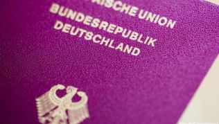 Das Visum on arrival kann die Einreise erleichtern. In Ägypten etwa wird die Gebühr einfach bei der Ankunft bezahlt - das Visum wird dann vor Ort in den Pass geklebt Das Visum on arrival kann die Einreise erleichtern. In Ägypten etwa wird die Gebühr einfach bei der Ankunft bezahlt - das Visum wird dann vor Ort in den Pass geklebt