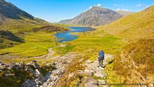 Mitten im Nirgendwo des Snowdonia Nationalparks. Von weitem kann man den türkisblauen See sehen Mitten im Nirgendwo des Snowdonia Nationalparks. Von weitem kann man den türkisblauen See sehen