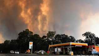 Meterhohe Flammen steigen südwestlich von Sydney in der Nähe einer Tankstelle auf Meterhohe Flammen steigen südwestlich von Sydney in der Nähe einer Tankstelle auf