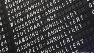 Wegen eines angekündigten Warnstreiks kann es am Flughafen Frankfurt zu Flugausfällen kommen. Betroffenen steht in dem Fall eine Ersatzbeförderung zu Wegen eines angekündigten Warnstreiks kann es am Flughafen Frankfurt zu Flugausfällen kommen. Betroffenen steht in dem Fall eine Ersatzbeförderung zu