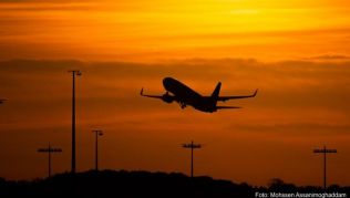 Wird ein Flug von einem oder mehreren Veranstaltern oder Unternehmen bedarfsweise bestellt, nennt man das einen Charterflug Wird ein Flug von einem oder mehreren Veranstaltern oder Unternehmen bedarfsweise bestellt, nennt man das einen Charterflug