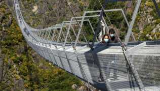 In schwindelerregender Höhe: Über einer Schlucht, durch die der Fluss Paiva fließt, führt nun eine 516 Meter lange Fußgänger-Hängebrücke In schwindelerregender Höhe: Über einer Schlucht, durch die der Fluss Paiva fließt, führt nun eine 516 Meter lange Fußgänger-Hängebrücke