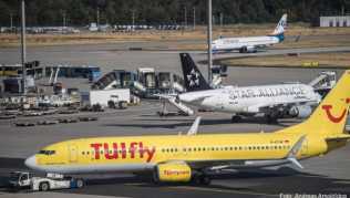 Eine Passagiermaschine der Fluggesellschaft Tuifly steht auf dem Vorfeld des Flughafens Frankfurt Eine Passagiermaschine der Fluggesellschaft Tuifly steht auf dem Vorfeld des Flughafens Frankfurt