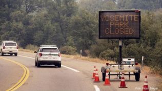 Ein Schild auf dem Highway 41 weist auf den geschlossenen Yosemite Nationalpark hin Ein Schild auf dem Highway 41 weist auf den geschlossenen Yosemite Nationalpark hin