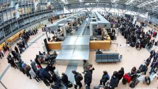 Viele Menschen unterschätzen die Wartezeit am Check-In-Schalter Viele Menschen unterschätzen die Wartezeit am Check-In-Schalter