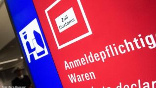 Dieses Schild am Flughafen in Frankfurt weist ankommende Reisende darauf hin, dass Souvenirs nur bis zu einem bestimmten Warenwert zollfrei nach Deutschland eingeführt werden dürfen Dieses Schild am Flughafen in Frankfurt weist ankommende Reisende darauf hin, dass Souvenirs nur bis zu einem bestimmten Warenwert zollfrei nach Deutschland eingeführt werden dürfen