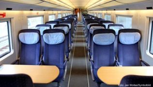 Ist ein reservierter Sitzplatz 15 Minuten nach Abfahrt des Zuges nicht in Gebrauch, kann ihn theoretisch jeder einnehmen Ist ein reservierter Sitzplatz 15 Minuten nach Abfahrt des Zuges nicht in Gebrauch, kann ihn theoretisch jeder einnehmen