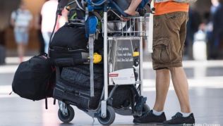 Immer häufiger wird auch auf Fernflügen über den Nordantlantik für die Gepäckbeförderung eine Zusatzgebühr verlangt Immer häufiger wird auch auf Fernflügen über den Nordantlantik für die Gepäckbeförderung eine Zusatzgebühr verlangt