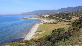 Der Strand an der Nordküste der Karpas-Halbinsel auf Zypern lädt zum Baden ein Der Strand an der Nordküste der Karpas-Halbinsel auf Zypern lädt zum Baden ein