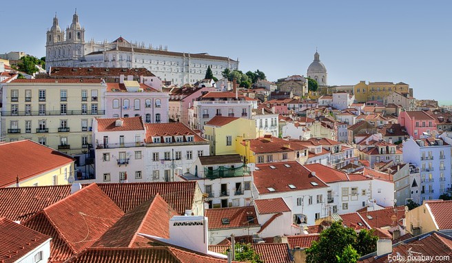 Auf einem Bummel durch die Altstadt von Lissabon gibt es viel zu entdecken. In den kleinen Gassen gibt es viele Shops, Boutiquen und hübsche Cafés