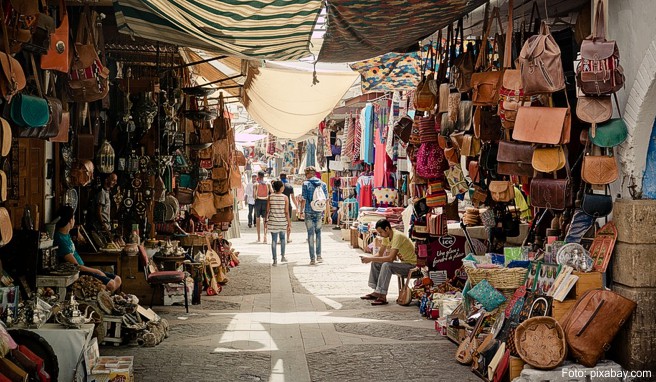 Frauen mittleren Alters, die eine Vorliebe für orientalische Länder haben, können Marokko allein und sicher bereisen