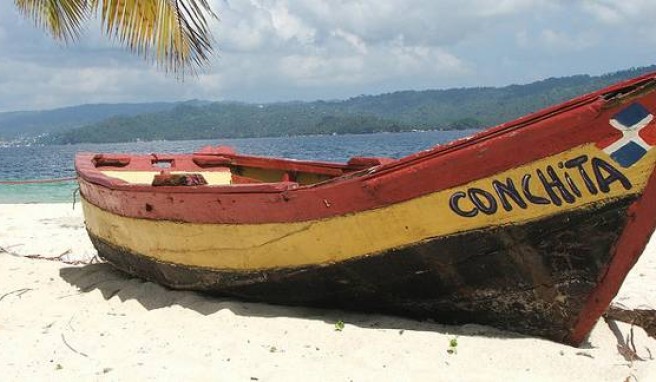 Buntes Fischerboot am Bacardi-Beach.