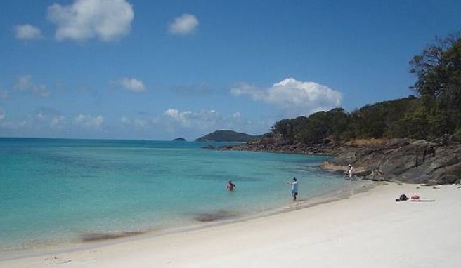 Nur wenige Gäste am Whitehaven Strand.