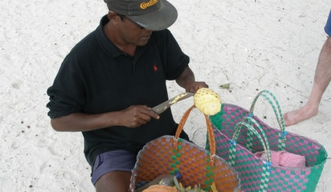 Ananas wird sehr kunstvoll direkt am Strand zubereitet.