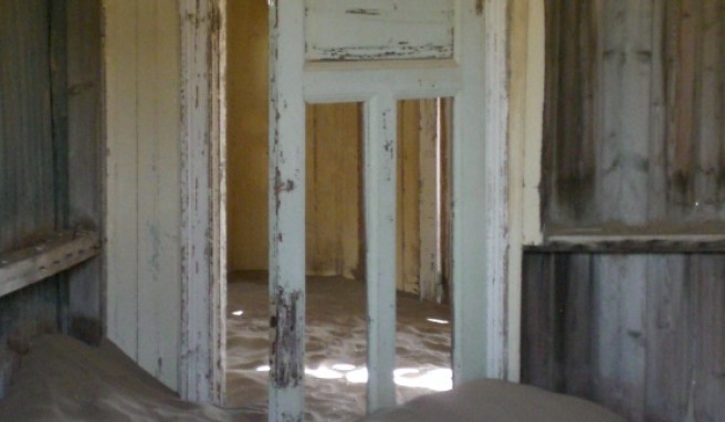 In manchen der verlassenen Häuser in Kolmannskuppe stehen noch Teller im Regal.
