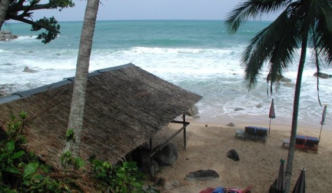 Strandhütte am Laem Sing Beach auf der Insel Phuket in Thailand.