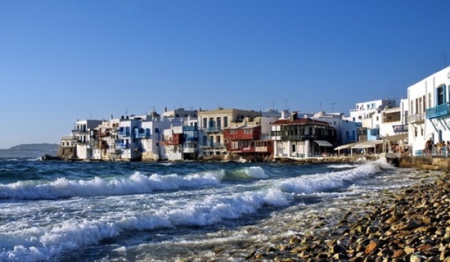 Die charakteristischen Häusschen säumen die Hafenpromenade von Mykonos-Stadt.##Foto: Yiannis Logiotatides Die charakteristischen Häusschen säumen die Hafenpromenade von Mykonos-Stadt.