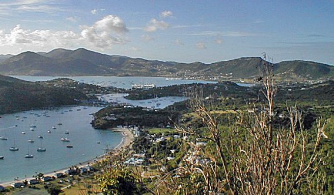 Antigua bietet Traumstrände, versteckte Buchten und wildromantische Berglandschaften.