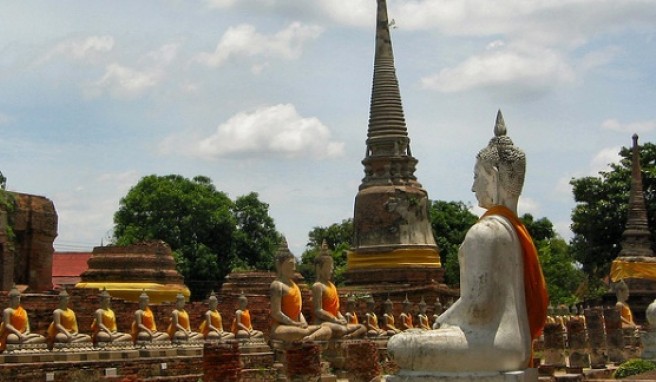 In Ayutthaya werden selbst die steinernen Buddhas bekleidet. 