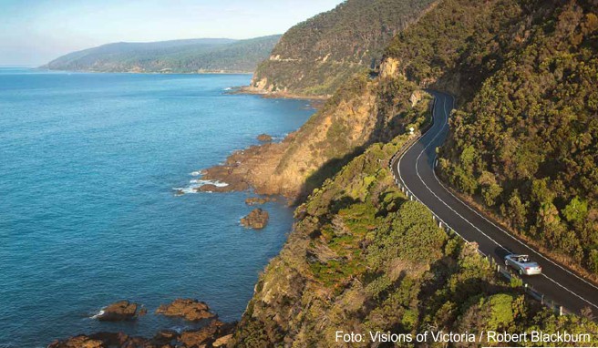 Hinter jeder Kurve bietet sich ein neuer, noch schönerer Ausblick: Im Auto unterwegs auf der Great Ocean Road Hinter jeder Kurve bietet sich ein neuer, noch schönerer Ausblick: Im Auto unterwegs auf der Great Ocean Road