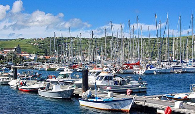 Seglerparadies Azoren mit dem Hafen von Horta auf der Ilha do Faial, Portugal
