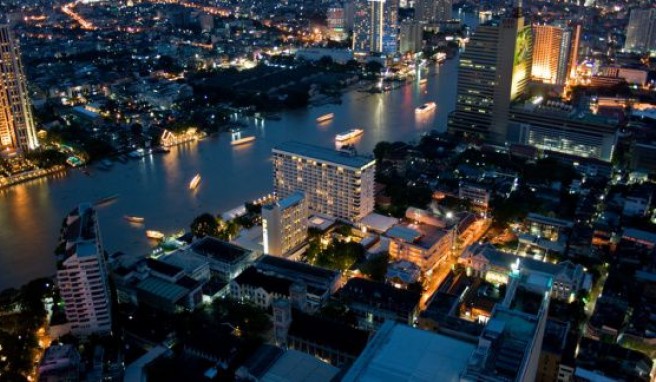 Am Chao Phraya liegen Lusuxhotels und Tempel nebeneinander.