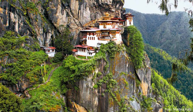 Das Tigernest-Kloster klebt an einer Felswand hoch über dem Paro-Tal