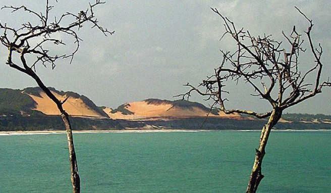 Pipa in Rio Grande do Norte, Brasiliens Familienbad mit sanften Wellen und schönen Dünen