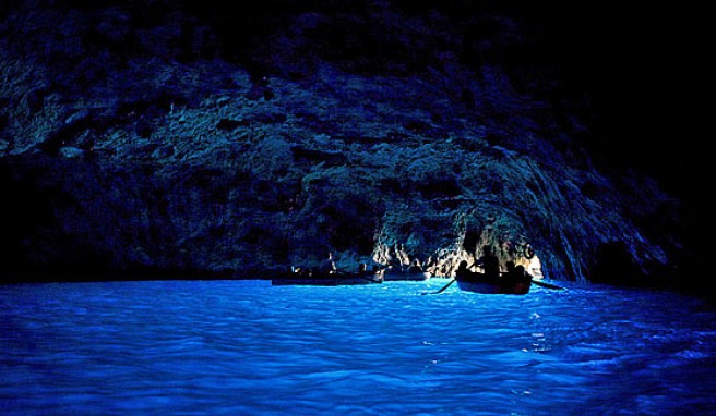 Die Blaue Grotte, das Highlight unter den Sehenswürdigkeiten von Capri, Italien