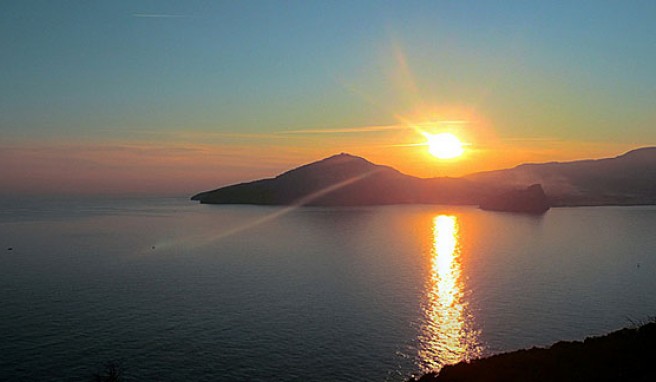 Sonnenuntergang über Ischia, genauso legendär wie auf Capri, Italien