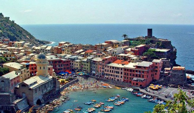 Vernazza, die schickste unter den Schönen mit dem chrakteristischen Pulverturm, Cinque Terre, Italien##Foto: Wikimedia Commons, joeandkaty Vernazza, die schickste unter den Schönen mit dem chrakteristischen Pulverturm, Cinque Terre, Italien