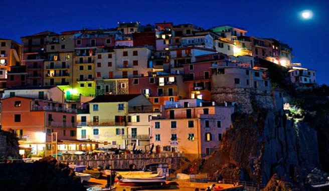 Manarola, das Labyrinth auf Felsenklippen by night, Italien