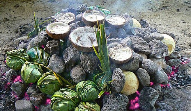 Landestypische Essenszubereitung auf den Cook Islands in der Südsee##Foto: Flickr.com, Polynesian Xplorer Landestypische Essenszubereitung auf den Cook Islands in der Südsee