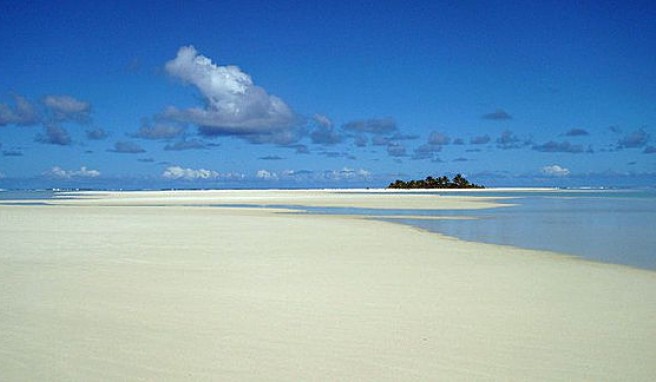 Weiße Strände soweit das Auge reicht auf den Cook Islands in der Südsee