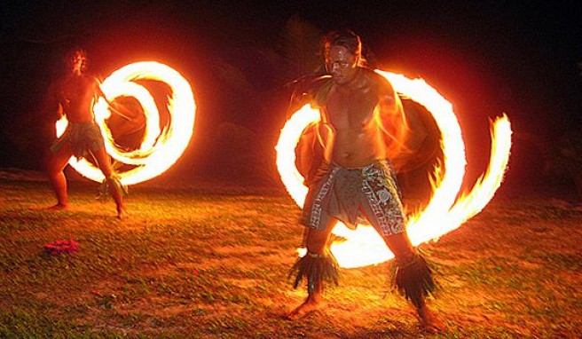 Feuertänzer bieten eine spektakuläre Show auf den Cook Islands, Südsee