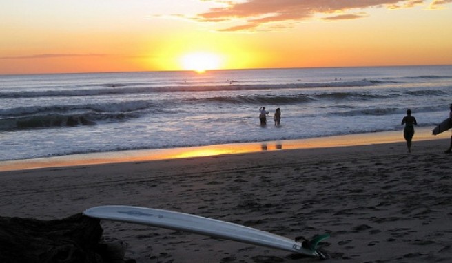 Reisen an die Strände von Nicoya in Costa Rica sind beliebt zum Surfen und Baden.
