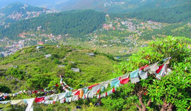 Gebetsfahnen und die grandiose Berglandschaft des Vor-Himalaja