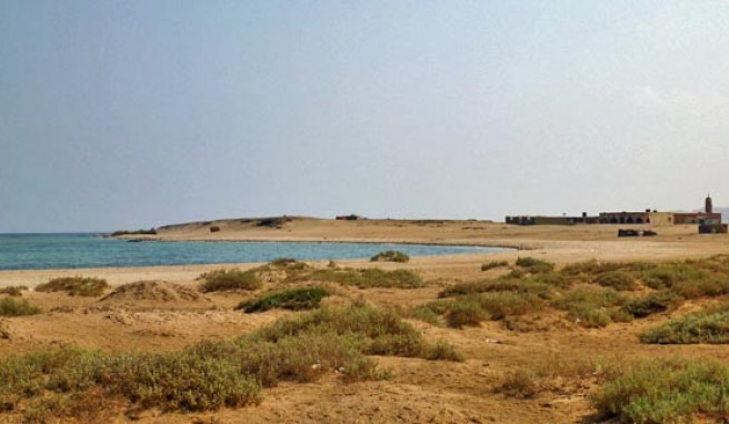 Im Süden von Ägypten trifft die Wüste aufs Rote Meer