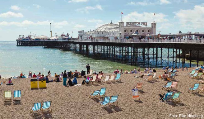 Sommerliche Strandszene am Brighton Pier