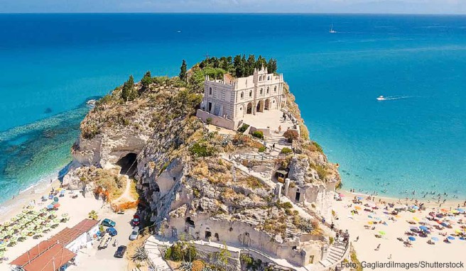 Das Wahrzeichen Tropeas: die auf einem Felsen erbaute Wallfahrtskirche Maria dell’Isola