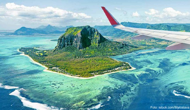 Wer ein Reiseziel im Indischen Ozean wählt, bekommt keinen Jetlag, weil es kaum Zeitverschiebung gibt. Im Bild: Anflug auf die Trauminsel Mauritius mit Blick auf die Südküste