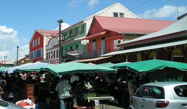 Buntes Treiben vor Kolonialbauten in der Hauptstadt Cayenne, Französisch Guayana