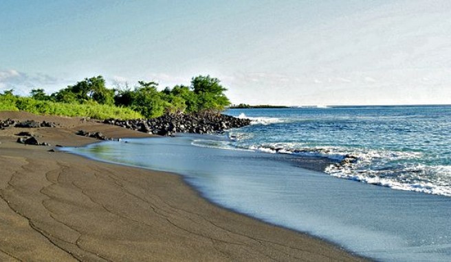 Der schwarze Vulkanstrand von Florena, Galapagos, Ecuador