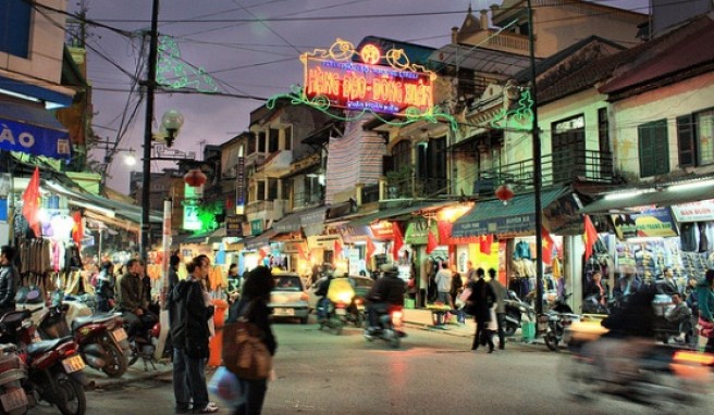 Auch am Abend lässt es sich in den Straßen von Hanoi gut shoppen.