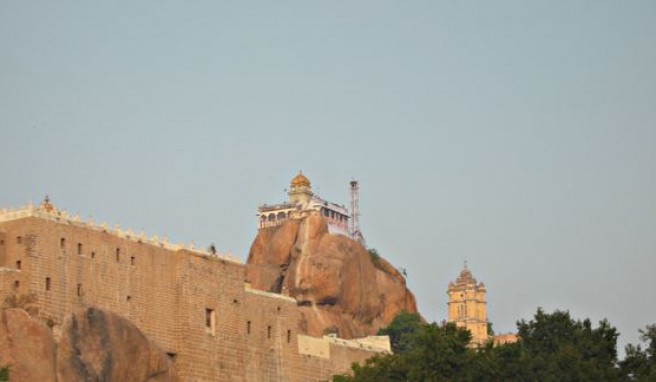 Der Rock Fort Temple mit dem goldenen Dach über Tiruchirapalli, Süd-Indien