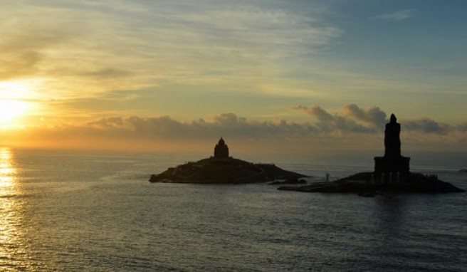 Vivekananda Memorial auf dem vorgelagerten Felsen bei Kanyakumari in Süd-Indien